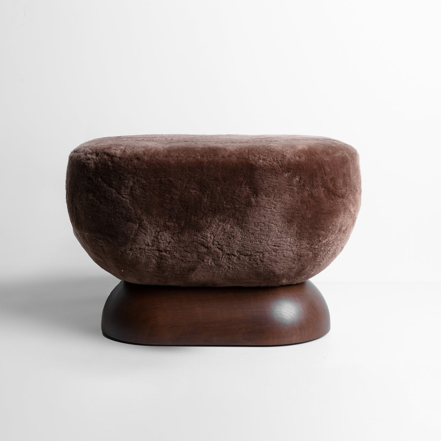 Shown in Mocha Oak base finish with Latte Shearling body