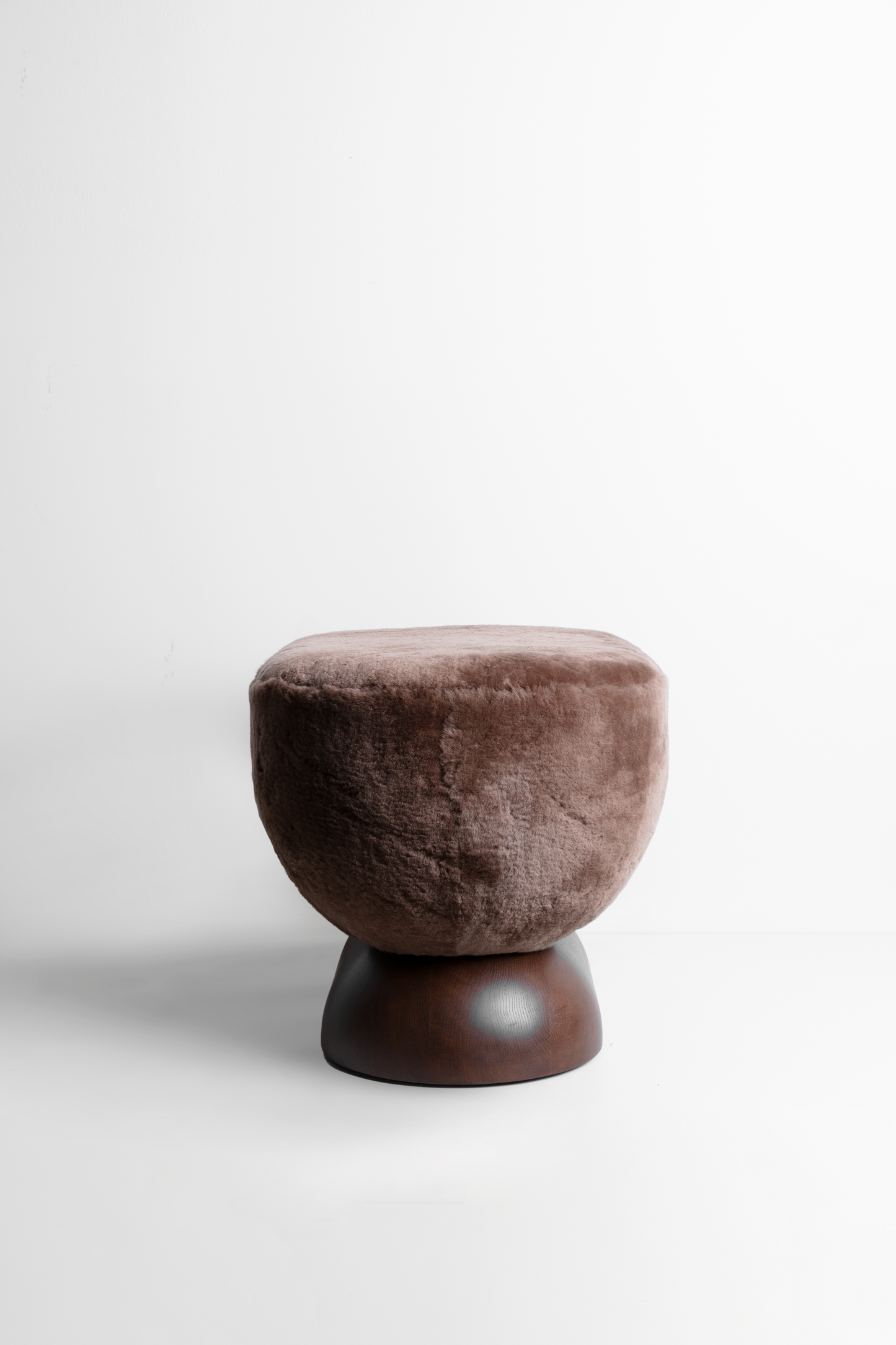 Shown in Mocha Oak base finish with Latte Shearling body