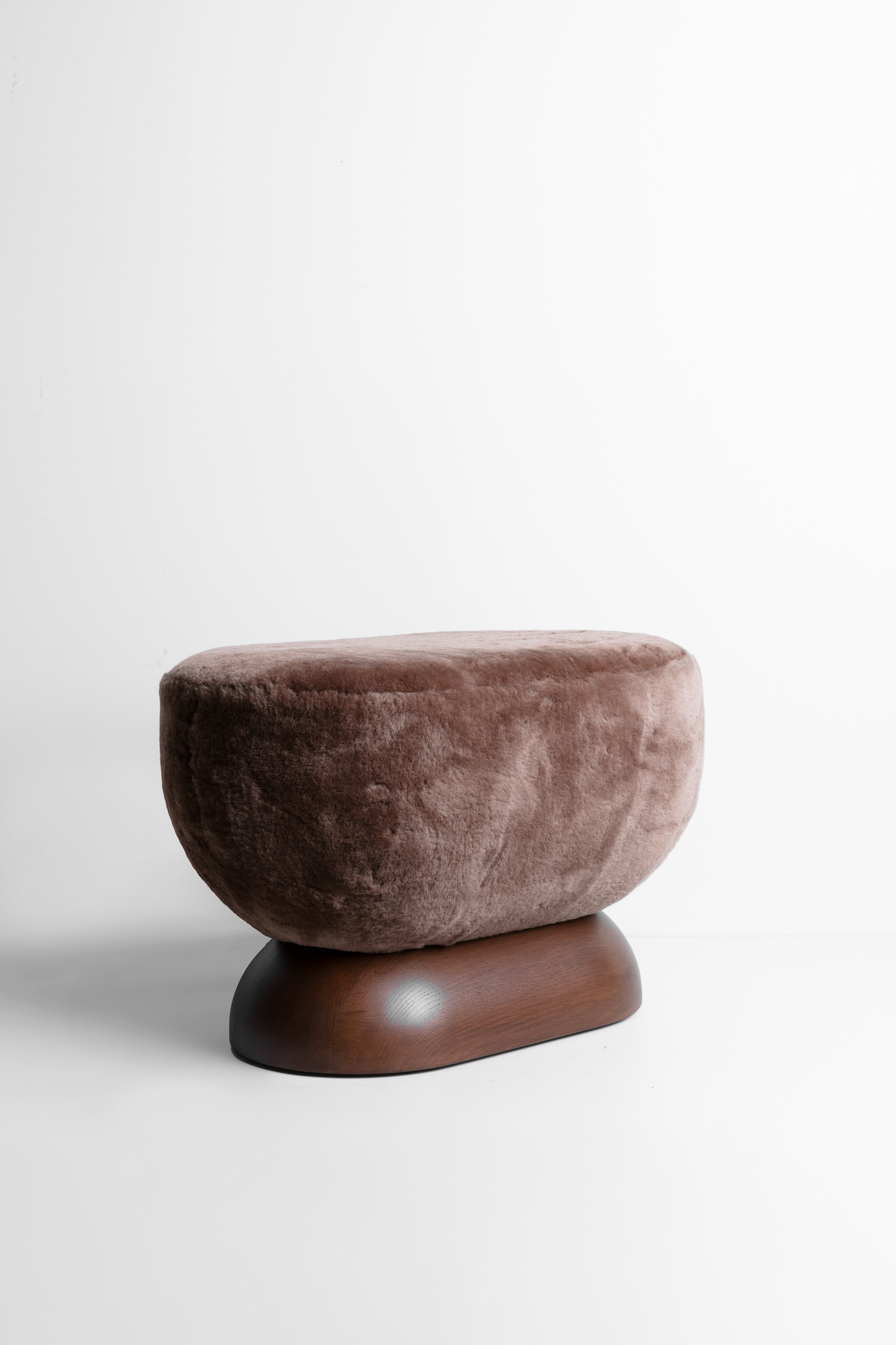 Shown in Mocha Oak base finish with Latte Shearling body