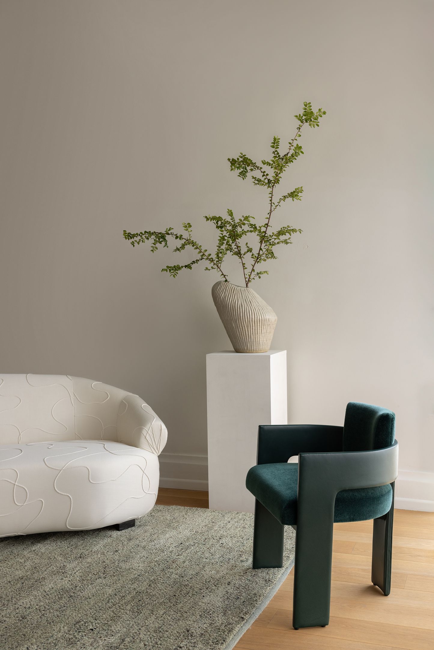 Shown in Gloss Ebony Oak base with COM