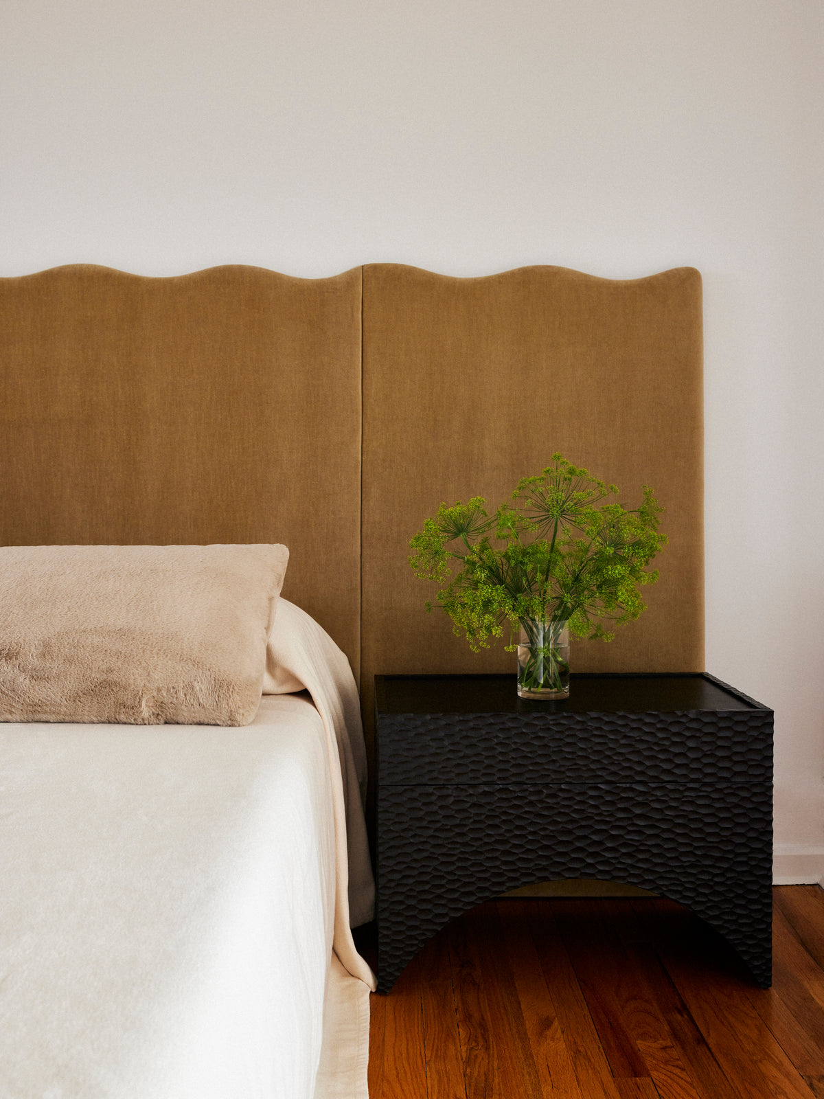 Shown in Chiseled Oxidized Oak with  SL2350 Saddle Leather in Black Beauty from Garrett Leather